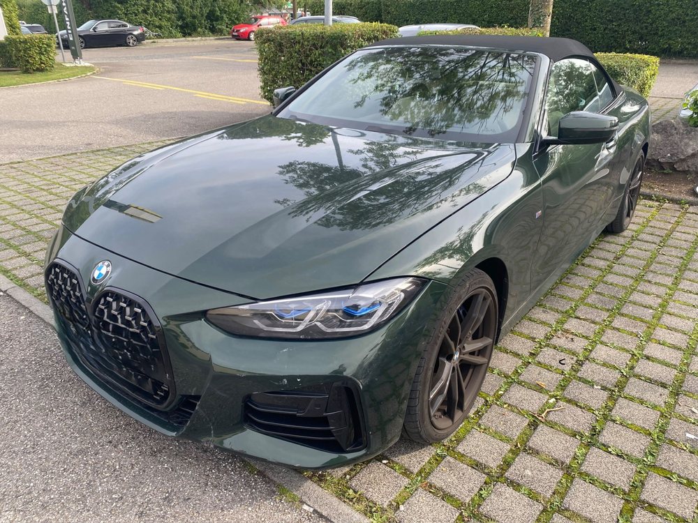Frontschaden an einem Cabriolet nach einem Unfall