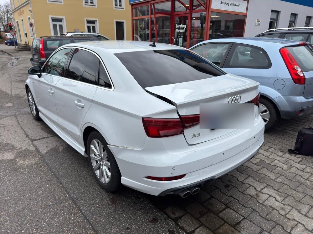 Fahrzeug mit Heckschaden nach einem Auffahrunfall